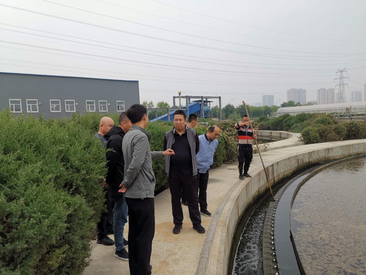 公司總經(jīng)理王建人在供水、污水生產(chǎn)一線開展風險隱患排查 (2).jpg